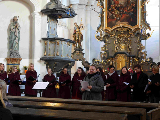 interiér kostela Všech Svatých Hředle / Účinkující sboru EGERIA / Autor fotografie: Jana a Lubomír Buňkovi