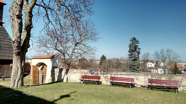 Kostel sv. Štěpána ve Skřivani / Prostor bývalého hřbitova - kostelní zahrada / Autor fotografie: Marie Šindelková