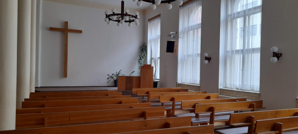 Velký sál sborového domu Církve bratrské v Praze 2