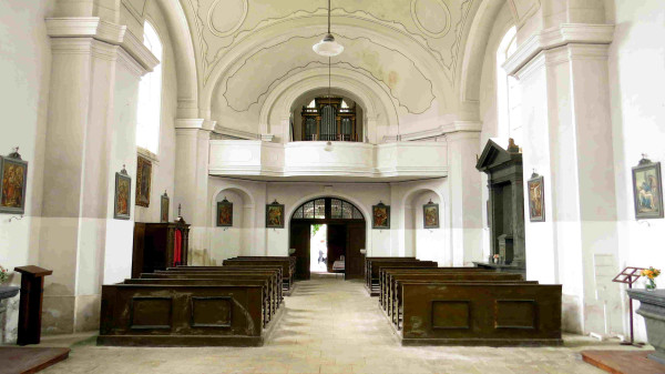 interiér kostela Všech Svatých Hředle / Pohled od oltáře / Autor fotografie: Jana a Lubomír Buňkovi