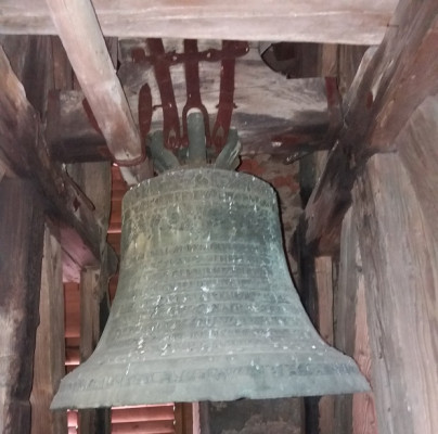 Zvon nechal odlít Nikolaus Loew v Praze 1667 / Zvon zůstal ve věži dodnes, nemá sice srdce, ale nápis je stále čitelný.