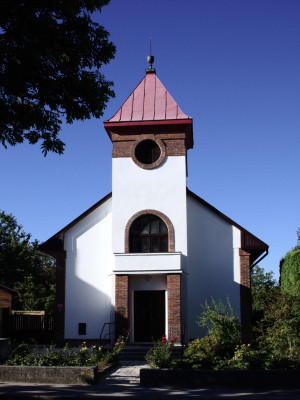 Husova kaple v novém kabátě / V roce 2018 náš kostel dostal - s výraznou podporou radnice v Uhříněvsi - novou fasádu