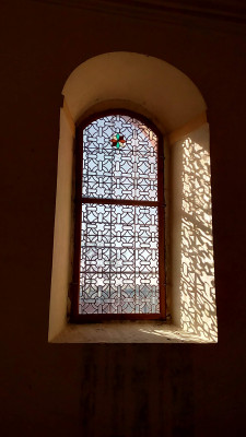 Kostel sv. Štěpána ve Skřivani / Vitrajové okno / Autor fotografie: Marie Šindelková