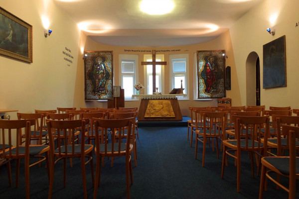 Náboženská obec Církve československé husitské v M / Modlitebna vitráž - Petr a Pavel