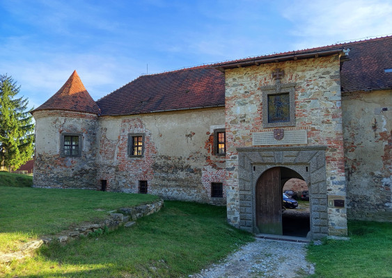 Stránecká Zhoř, kaple sv. Bernarda z Clairvaux, zámek