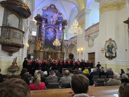 Úštěk-Konojedy, kostel Nanebevzetí Panny Marie, zámek