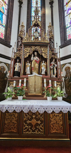 Kostel Nejsvětějšího Srdce Páně / Hlavní oltář v pseudogotickém stylu / Autor fotografie: Martin Šmíd