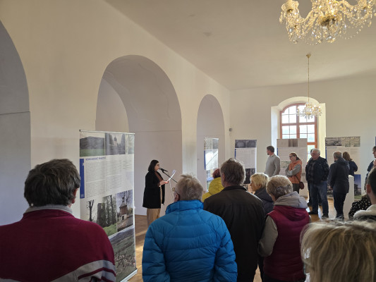 Úštěk-Konojedy, kostel Nanebevzetí Panny Marie, zámek