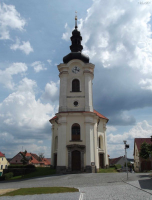Kostel sv. Jiří / Bývalý ŘKC kostel, dnes ve vlastnictví Města Černošín, se nachází v centru města.