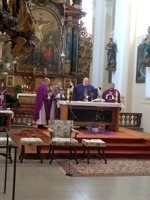 Kostel Povýšení sv. Kříže / Liturgie, pohled do kněžiště od kostelních lavic, koncelebrace více kněží / Autor fotografie: Jan Paleček