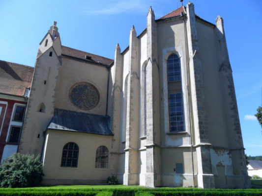 Kostel Nanebevzetí Panny Marie ze zahrady