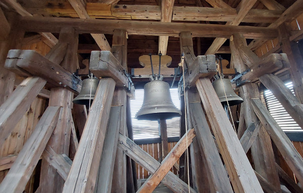 Merboltice - zvony v patře zvonice  / Autor fotografie: T. Efler