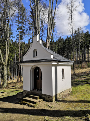 Kaple Panny Marie Lurdské / Kaple v roce 2022 poškozena stromem, 2023 po celkové renovaci / Autor fotografie: Karel Směšný