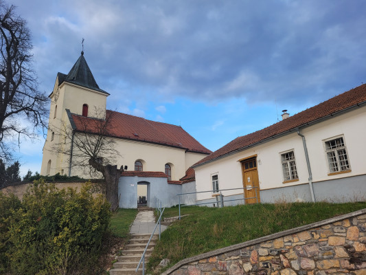 Kostel v Babicích nad Svitavou a fara / Autor fotografie: Libor Kabát