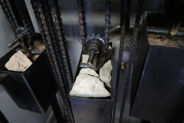 hodinový stroj  - závaží na věži kostela