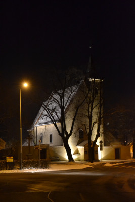 kostel Všech svatých - zima  - noc - pohled přes k