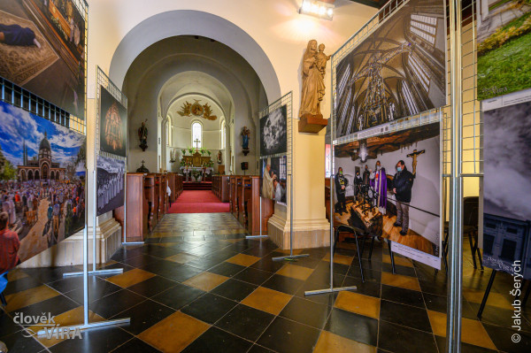 vstup do kostela, výstava fotografií  / Autor fotografie: Jakub Šerých
