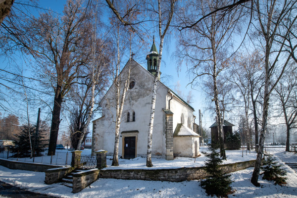 Nelahozeves, kostel sv. Ondřeje / pohled na kostel v zimě