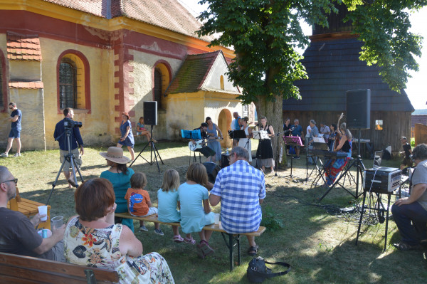 Kostel sv. Štěpána ve Skřivani / Koncert v kostelní zahradě / Autor fotografie: Ludmila Křížová
