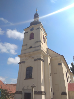 Kostel sv. Jakuba Většího v Brtnici / Dnešní vzhled jednoduché barokní stavby pochází z let 1776 - 1784. Kostel byl založen ve středověku. Uchovává významná umělecká díla. Pozdně gotická dřevěná skupina "Kladení do hrobu" pochází z 1. třetiny 16. stol. Renesanční kovovou lampu věčného světla, pozlacenou křtitelnici a další předměty věnovali Hynek Brtnický z Valdštejna a Kateřina Zajímačka z Kunštátu v letech 1573 až 1596. Významné jsou také kostelní obrazy a sochy, zejména Pieta z roku 1718 a Anděl Strážce z roku 1715, řezbářské práce brtnického sochaře Davida Liparta. Farní kostel uchovává ostatky neznámého prvokřesťanského mučedníka, nazývaného sv. Fidelius. Do Brtnice byly přeneseny z Říma r. 1732. / Autor fotografie: Eva Koudelová