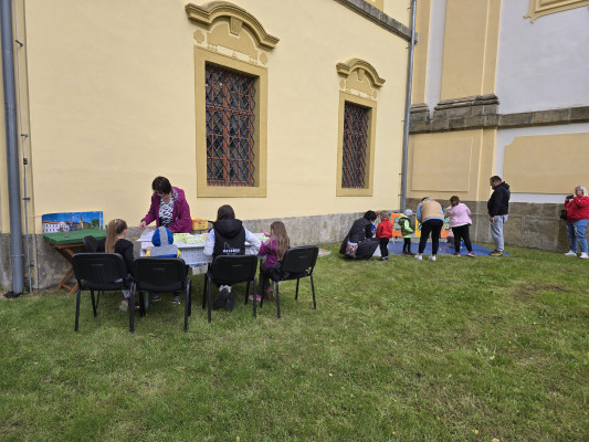 Úštěk-Konojedy, kostel Nanebevzetí Panny Marie, zámek