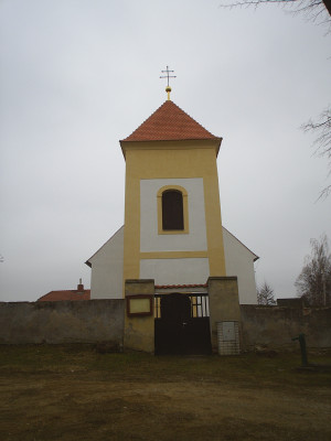 Kostel Všech svatých v Kozohlodech / Kostel Všech svatých pochází ze 14. století. Je jednolodní se západní věží. Ze 14. století pochází také fresky, které zaznamenávají život Pána Ježíše a Panny Marie. Tím je kostel unikátní.