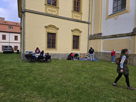 Úštěk-Konojedy, kostel Nanebevzetí Panny Marie, zámek