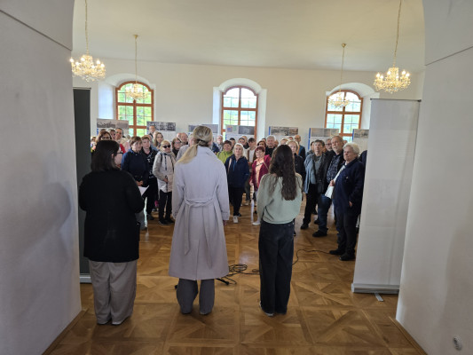 Úštěk-Konojedy, kostel Nanebevzetí Panny Marie, zámek