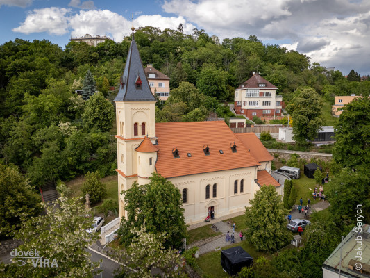 foto kostela z dronu / Autor fotografie: Jakub Šerých