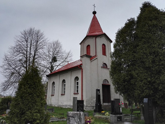 Hřbitovní Kaple Šenov / Tato kaple se nachází na ulici „U kaple“. Byla postavena roku 1896. Nahradila původní dřevěnou zvonici z roku 1862. Je součástí starého hřbitova, kde můžeme kromě jiného, najít centrální kříž z roku 1862. V roce 2018 byly na kapli provedeny sanační práce k zajištění její statiky. V současnosti se kaple využívá jen 1x v roce, kdy si věřící připomínají památku jejího založení. Hledáme však řešení širšího využití této kaple. 