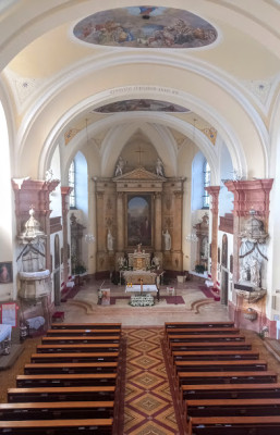 Loď kostela (pohled z kůru)