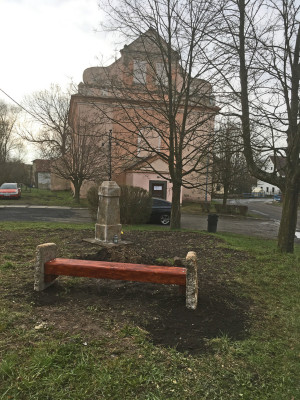Nově instalovaný křížek před kostelem