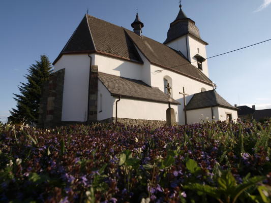 Foto kostela / Rozkvetlá louka u kostela / Autor fotografie: archiv nf