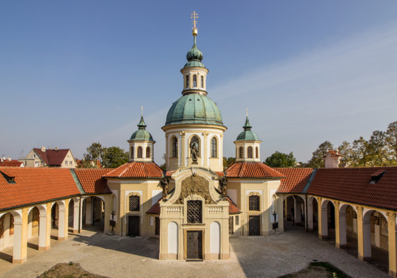 Poutní kostel P. Marie Vítězné na Bílé hoře / Foto z roku 2018