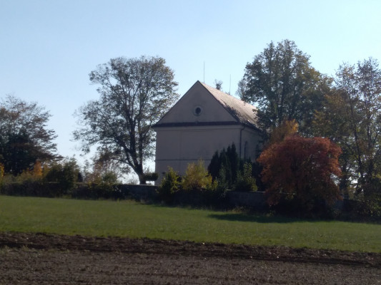 Evangelický kostel v Proseči / Pohled od školy