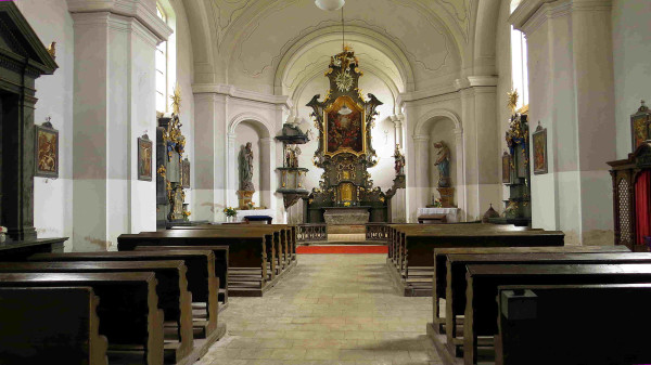 interiér kostela Všech Svatých Hředle / Pohled k oltáři / Autor fotografie: Jana a Lubomír Buňkovi
