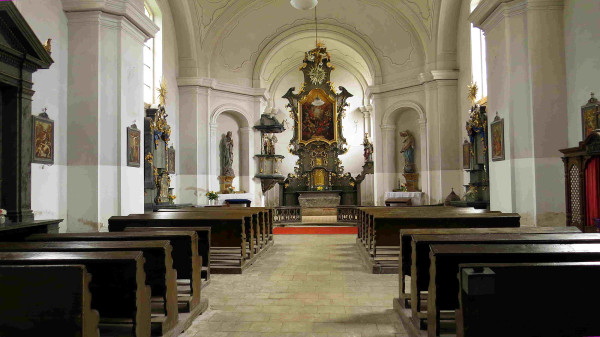 interiér kostela Všech Svatých Hředle / Pohled k oltáři / Autor fotografie: Jana a Lubomír Buňkovi