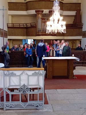 Nižbor, kostel Povýšení sv. Kříže, zámek