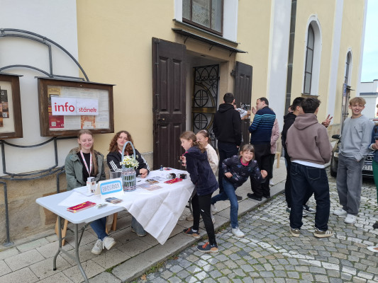 Infostánek před kostelem / Autor fotografie: MH