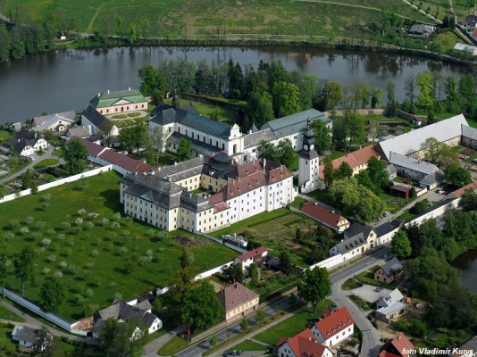 Bazilika Nanebevzetí Panny Marie a sv. Mikuláše / Pohled na bývalí cisterciácký klášter