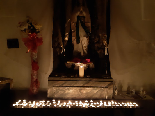 Kaple s Lurdskou jeskyní