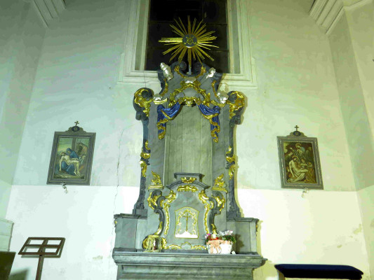 interiér kostela Všech Svatých Hředle / Jižní postranní oltář a část křížové cesty / Autor fotografie: Jana a Lubomír Buňkovi