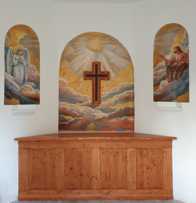 Výmalba oltářních výklenků v kapli Lhota od p. Cer / Autor fotografie: Martina Doležalová