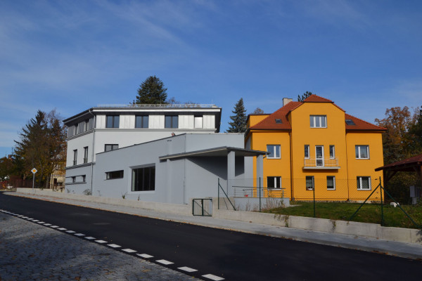 Budova evangelického sboru ČCE v Přešticích / Původní a nová budova