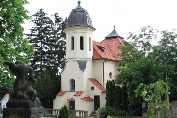 Černošice, kostel Nanebevzetí Panny Marie, web.jpg