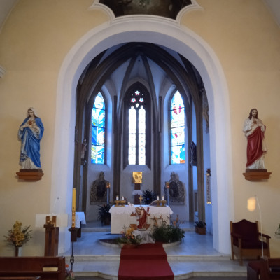 Kostel Narození Panny Marie UH - Sady oltář a kněž / Autor fotografie: PhDr. Vladimír Teťhal