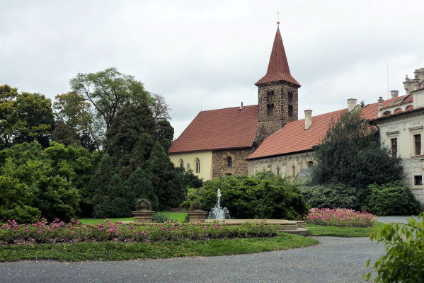 Kostel Narození Panny Marie v Průhonicích / Pohled z nádvoří Průhonického zámku