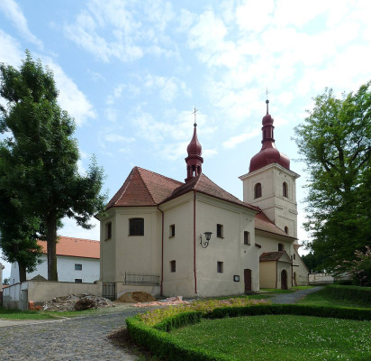 Závěr a bok kostela sv. Václava v Třebívlicích / Autor fotografie: Autor: Czeva, wikipedie