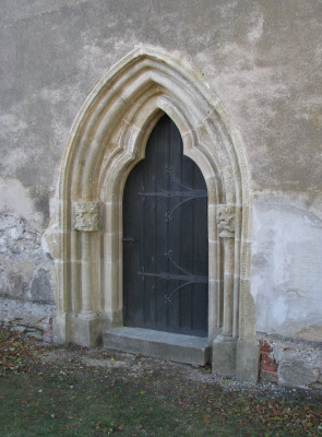 Portál na západní stěně.