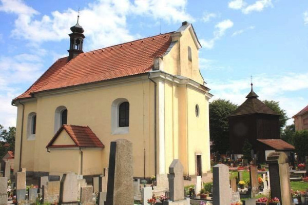 Kostel sv. Vavřince v Řepníkách / Kostel sv. Vavřince v Řepníkách s dřevěnou zvonicí